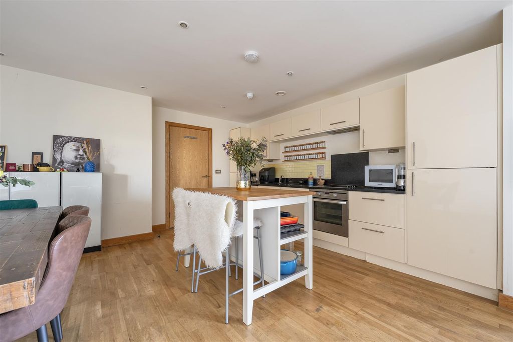 Property photo 3 of 27 Wick Lane, E3