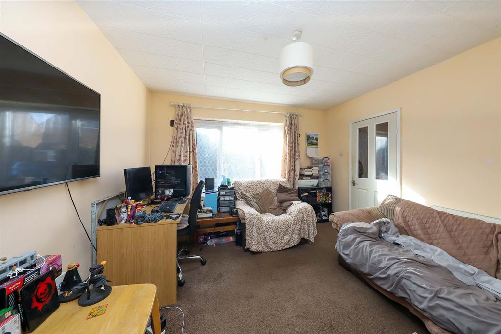 Property photo 3 of 11 Living Room