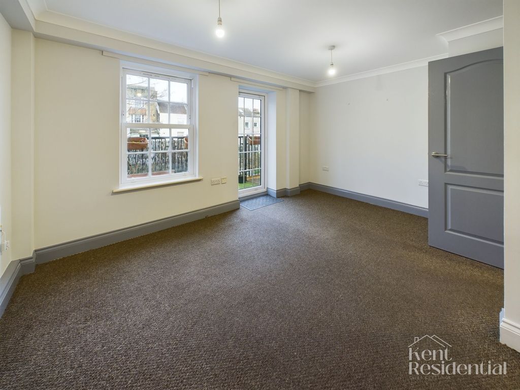 Property photo 2 of 10 Lounge