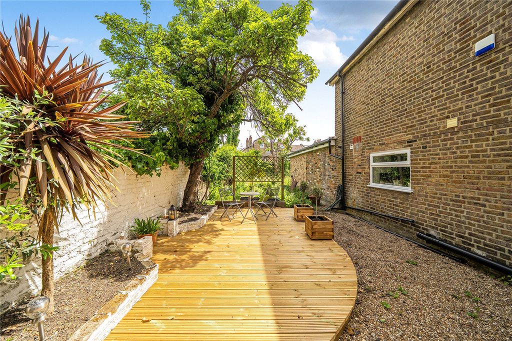Property photo 2 of 16 Picture No. 24