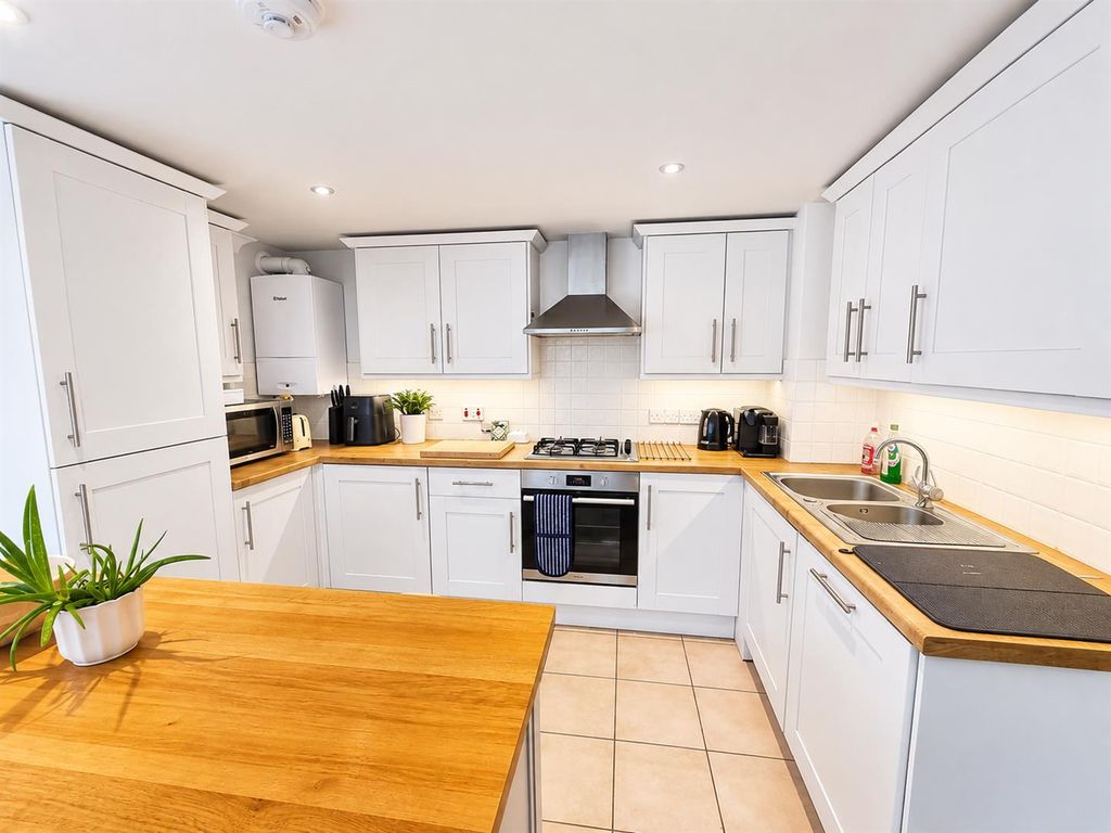 Property photo 2 of 16 Modern Fitted Kitchen