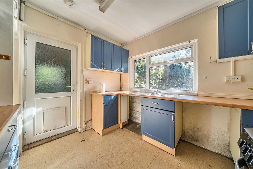 Property photo 3 of 11 Kitchen