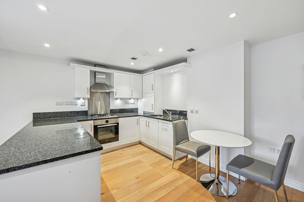 Property photo 2 of 13 7, 72 Mortimer St...