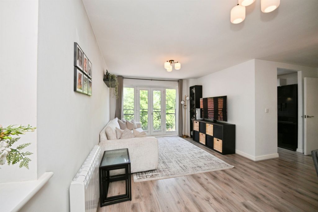 2 bed flat for saleYukon Road, Broxbourne EN10 photo 4