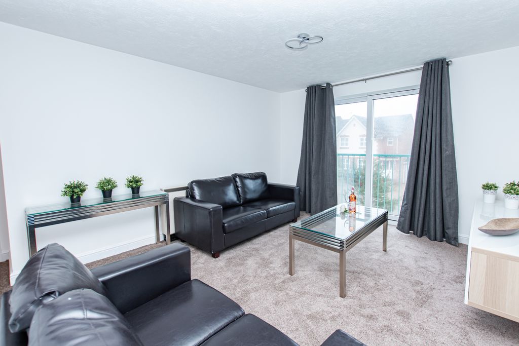 Property photo 1 of 12 First Floor Apartment - Fully Furnished - Wooden Floors - Views Across Worth Forest - Juliette Balcony - Two Large Double Bedrooms - Fitted Wardrobes - Fully Fitted Kitchen - Short Walk To Shops, Park And Schools