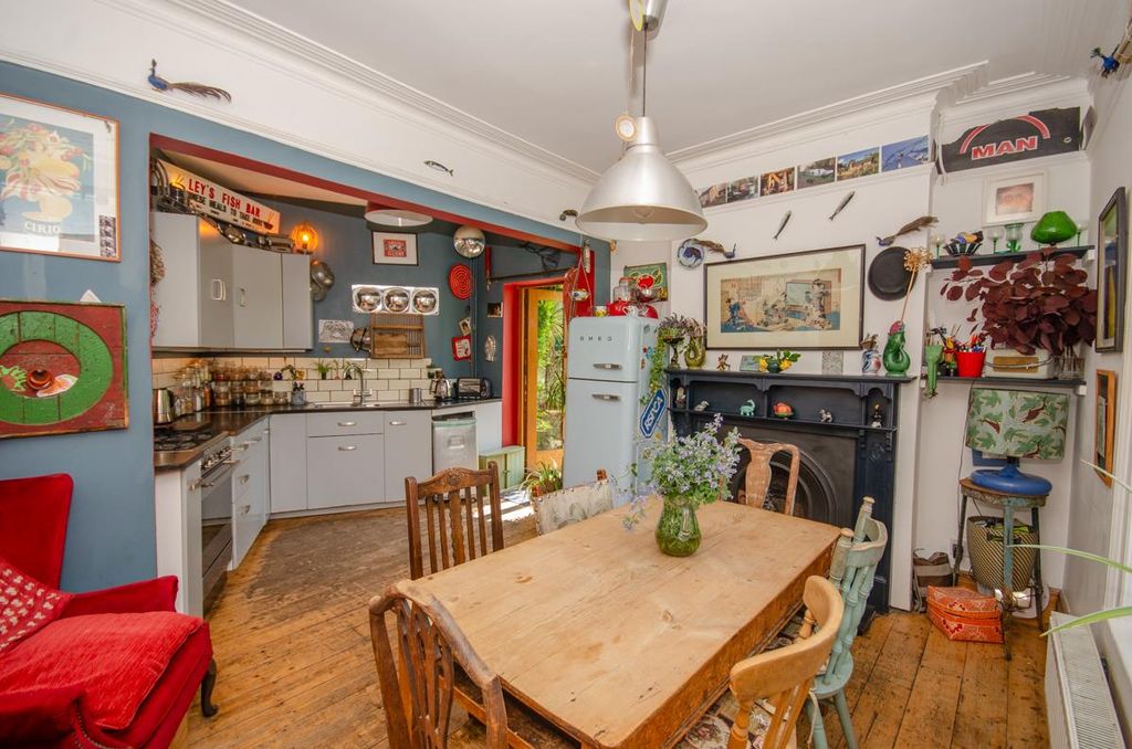 Property photo 2 of 36 Robertson Rd-62.Jpg