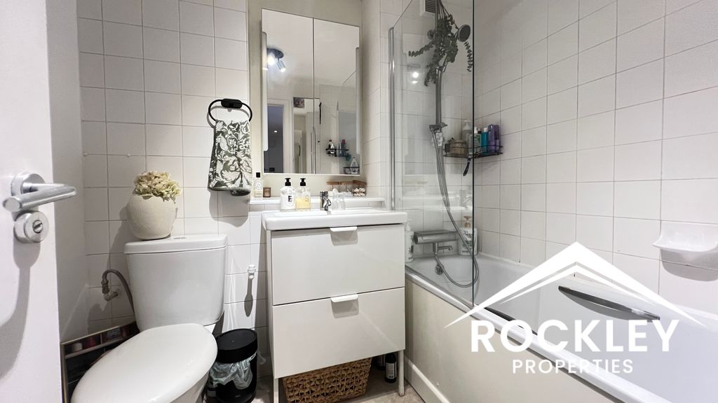 Property photo 3 of 19 Bathroom