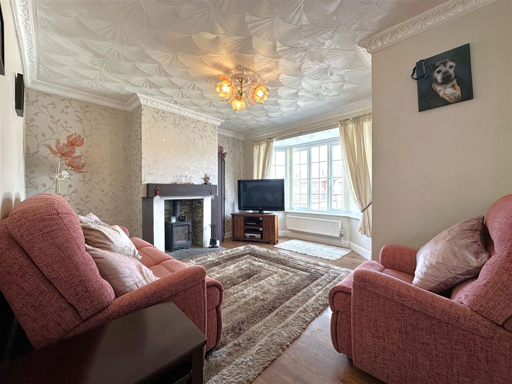 Property photo 2 of 19 Bay-Fronted Lounge 109