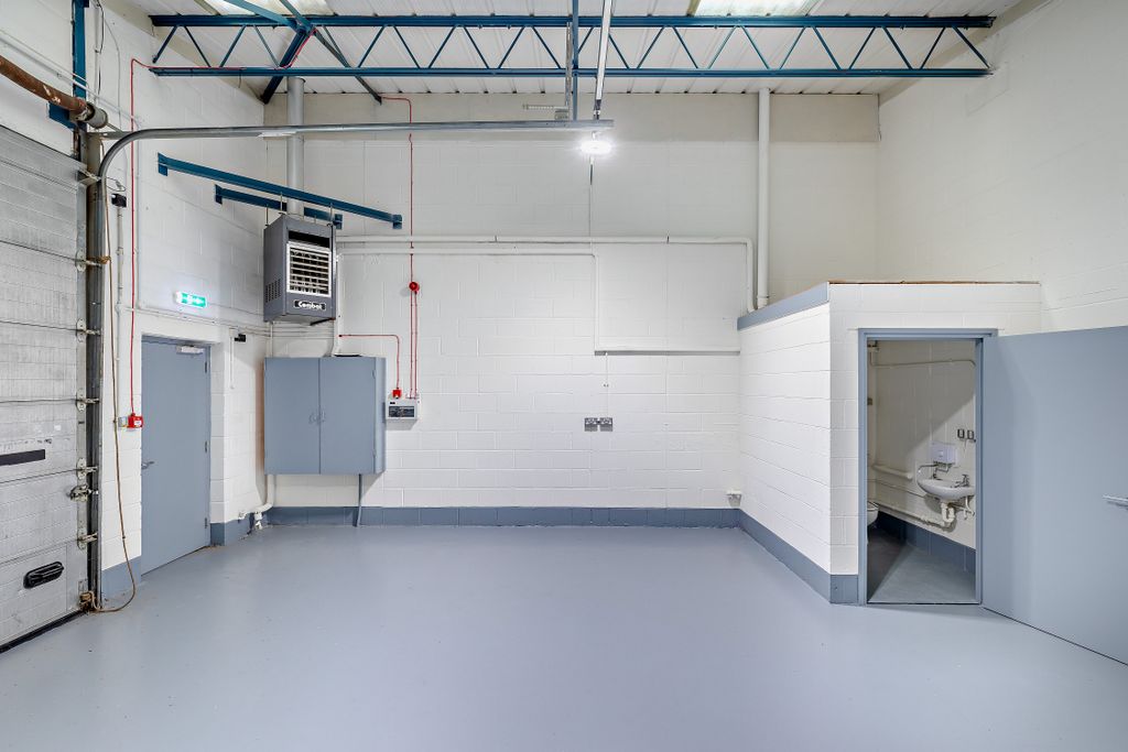 Property photo 3 of 8 8621163-Interior09-800