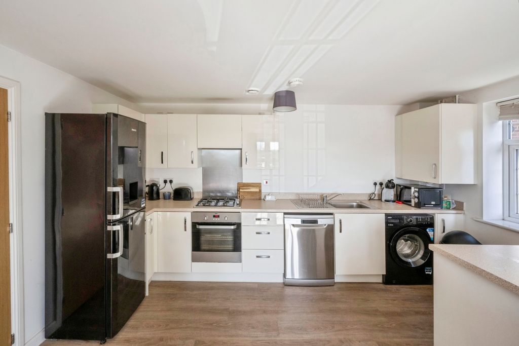 Property photo 2 of 10 Kitchen