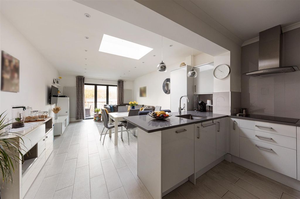 Property photo 2 of 37 Uplands Road, Ig8