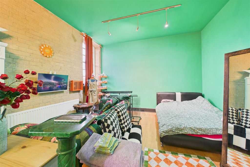 Property photo 3 of 11 Kitchen/Lounge