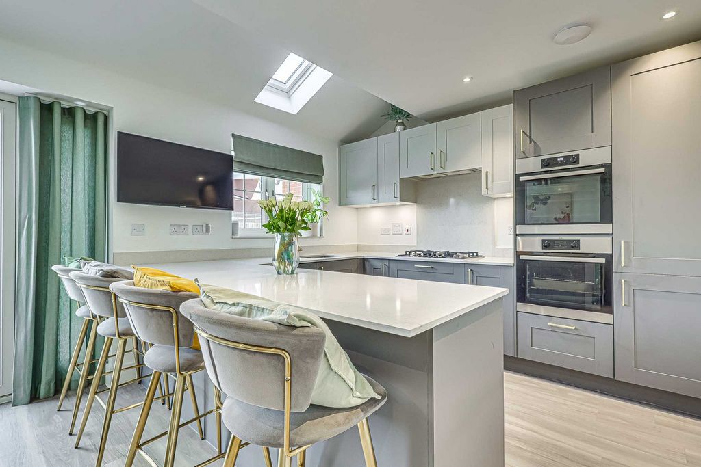 Property photo 2 of 40