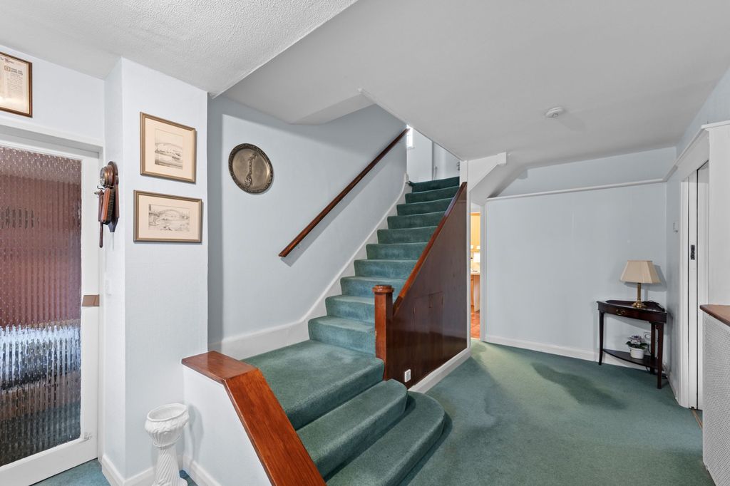 Property photo 3 of 31 Hallway