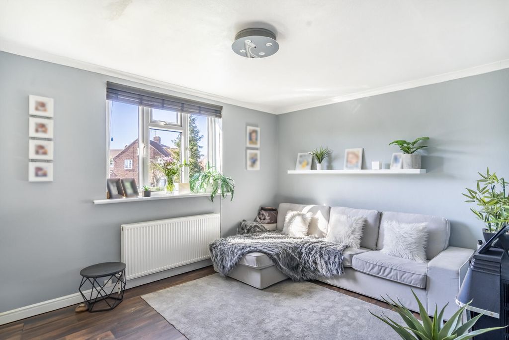 Property photo 1 of 14 Living Room