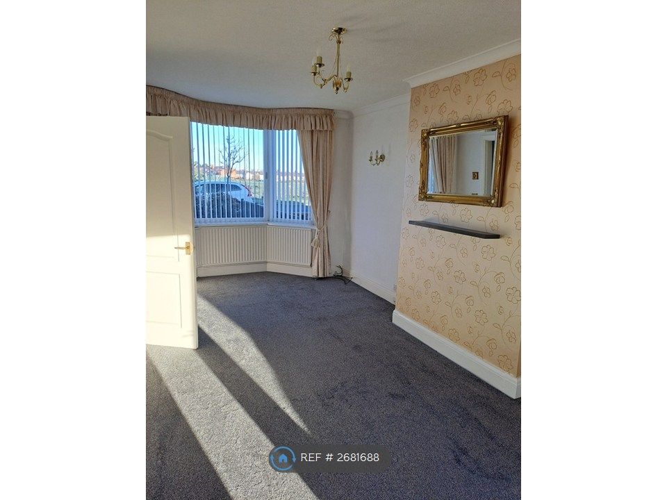 Property photo 2 of 12 Lounge (North)