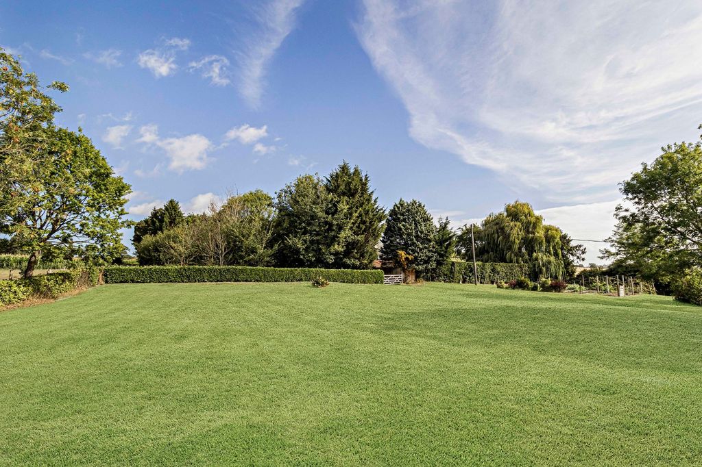 Property photo 3 of 19 Gardens