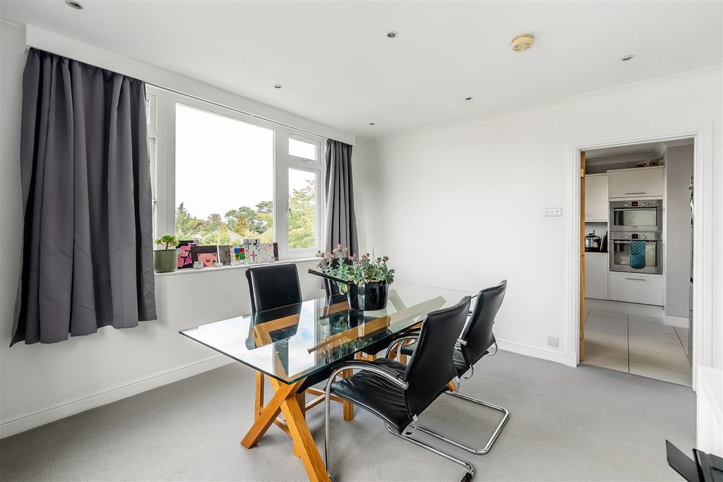 Property photo 3 of 24 67-Sandown-Lodge-13.Jpg