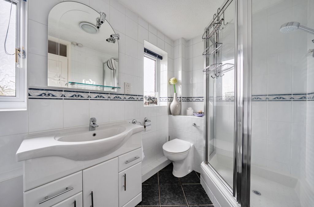 Property photo 3 of 24 Bathroom