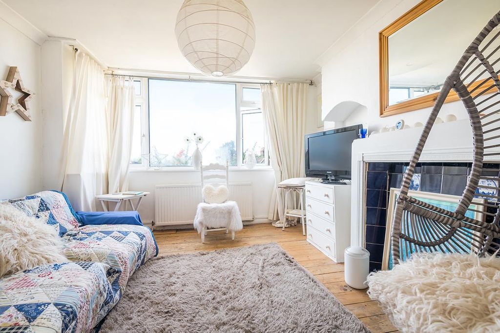 Property photo 3 of 19 Tewkesbury Ave-10.Jpg