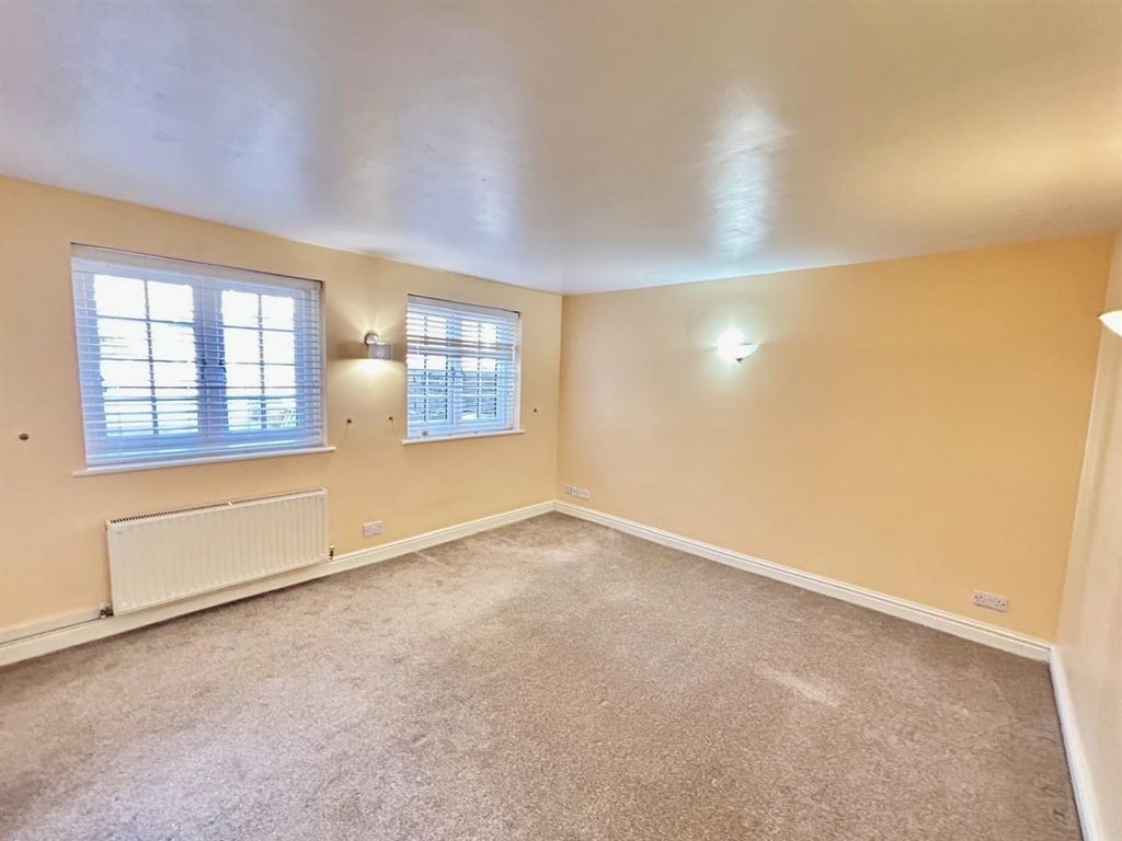 Property photo 2 of 9 Bedroom