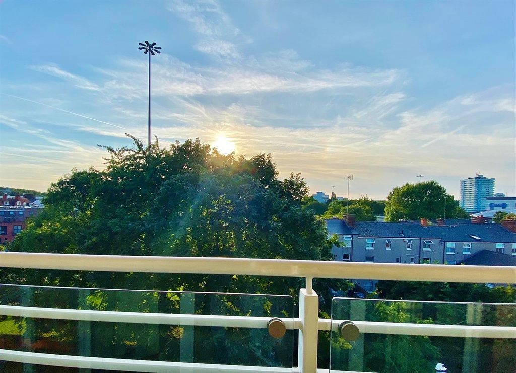 Property photo 2 of 9 Masion - Osbourne House (2).Jpg