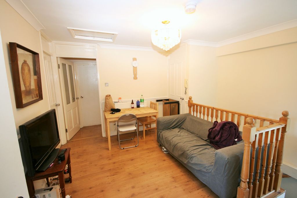 Property photo 1 of 9 Sidney Street, Whitechapel