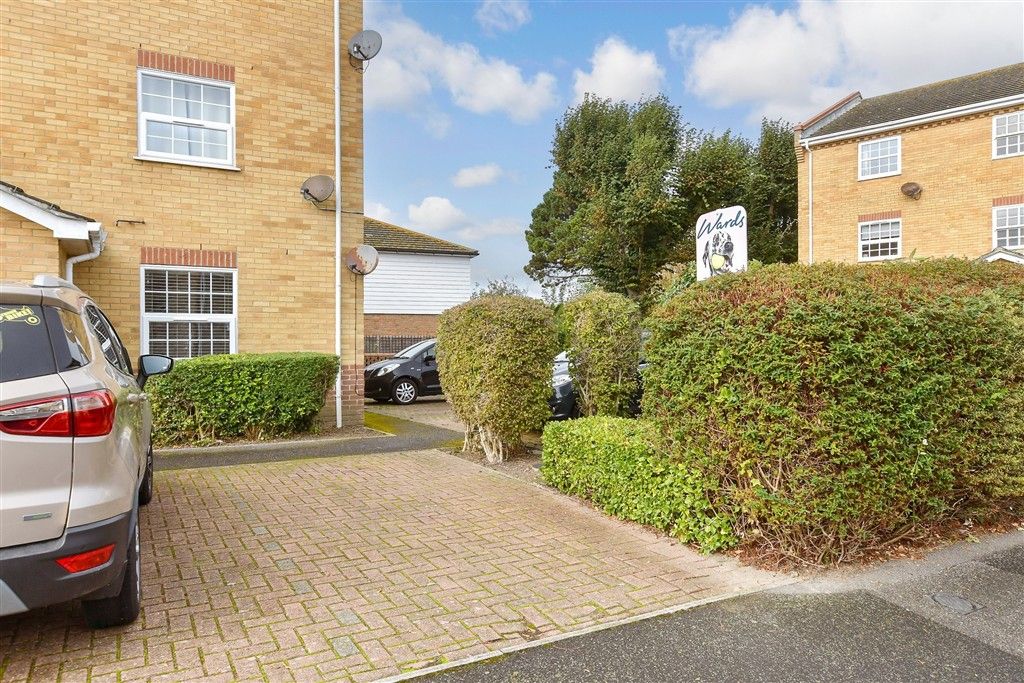 Property photo 2 of 9 Driveway/Parking