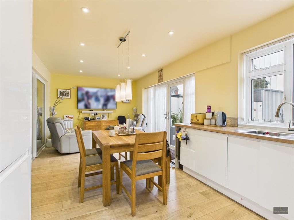 Property photo 3 of 16 Cam02887G0-Pr0551-Still010.Jpg