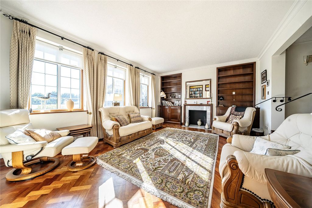 Property photo 2 of 31 Sitting Room