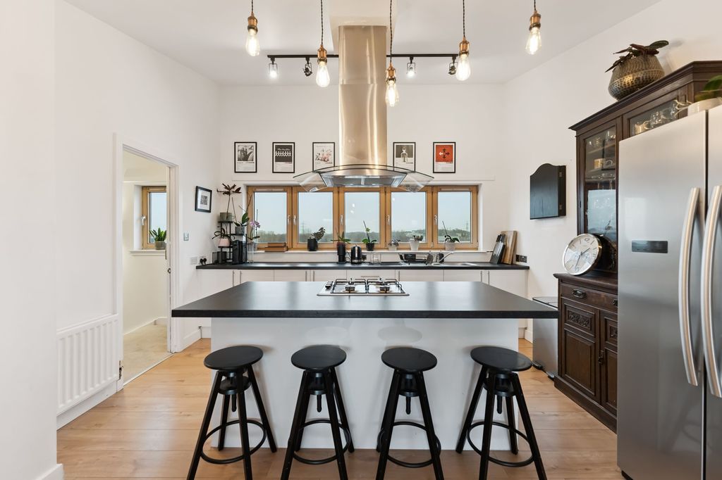 Property photo 3 of 26