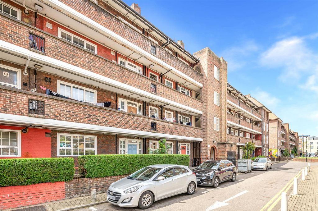 Property photo 1 of 16 Shadwell Gardens