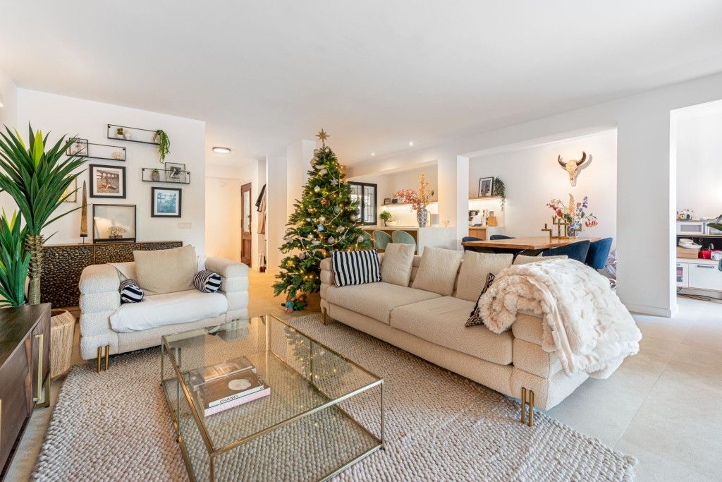 Property photo 3 of 19 Living (2)