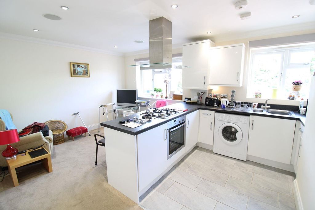 Property photo 3 of 10 Kitchen (Alto Id: 155164700)