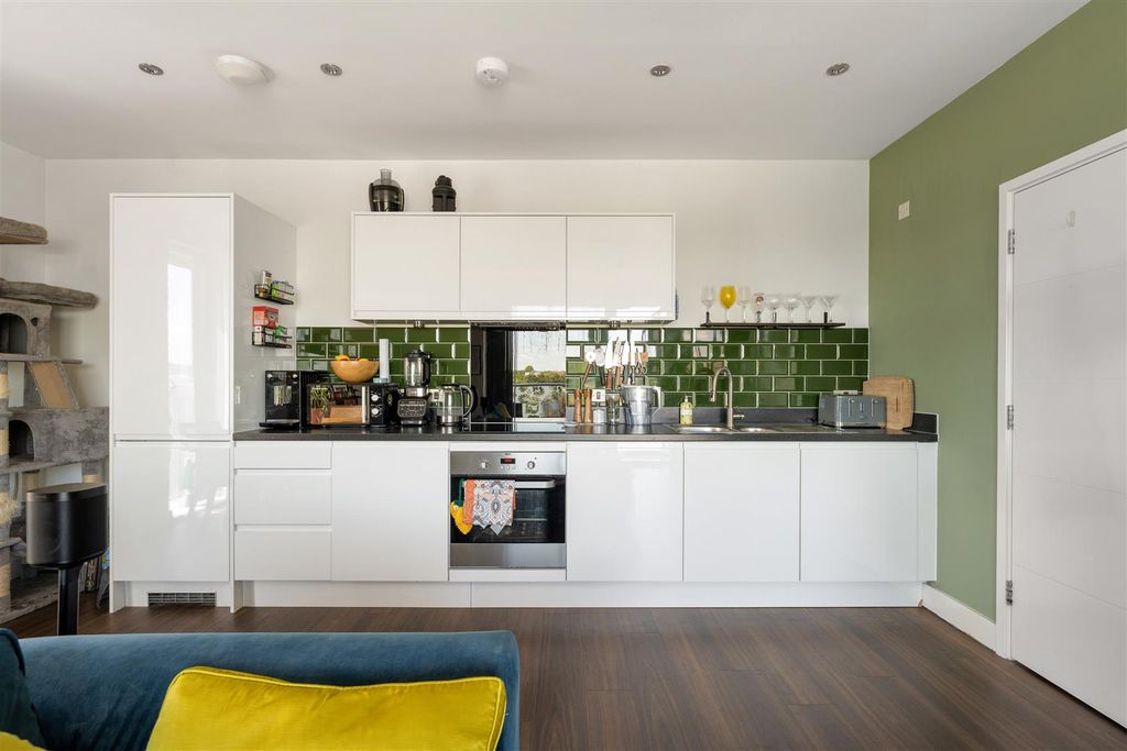 Property photo 3 of 18 Jubilee Avenue, E4
