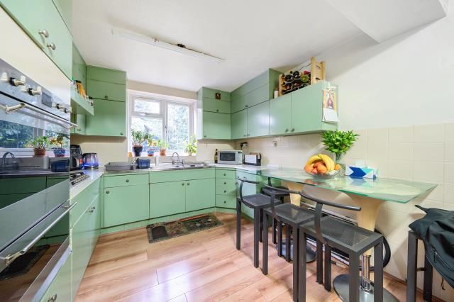Property photo 3 of 10 Kitchen