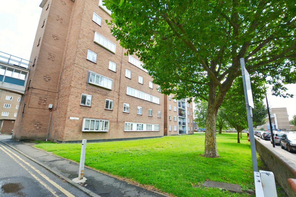Property photo 1 of 13 4 Bed Flat With Separate Lounge