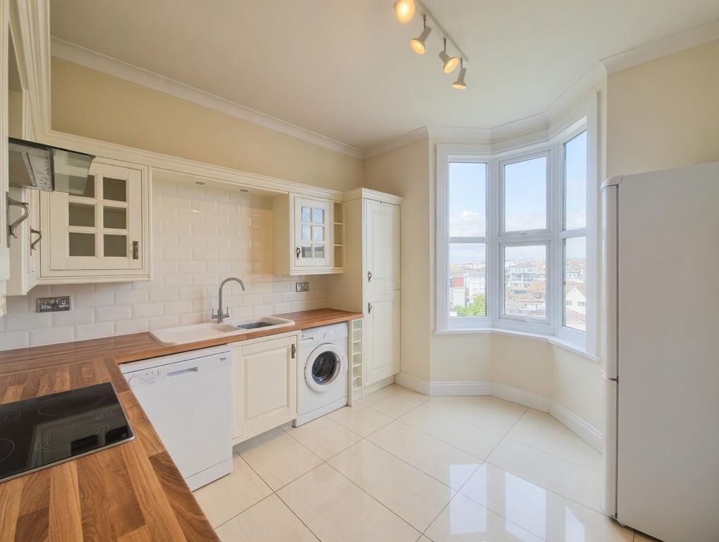 Property photo 2 of 10 Kitchen