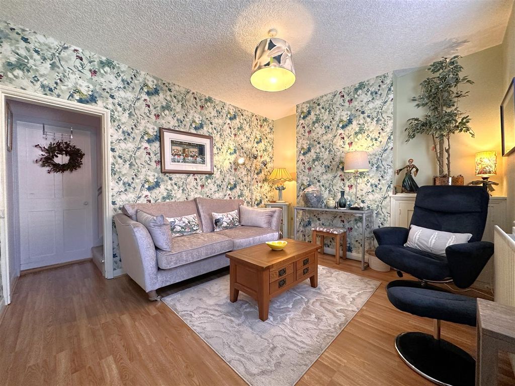 Property photo 2 of 16 Lovely Lounge 073