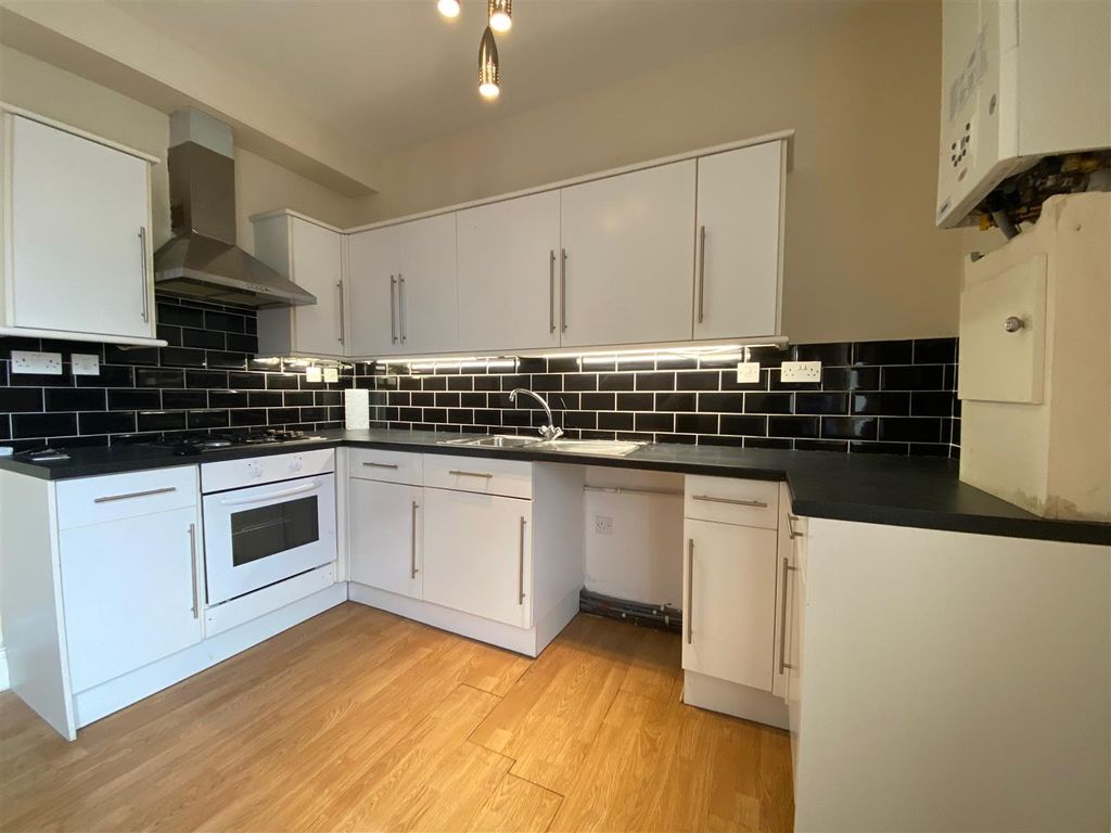 Property photo 3 of 8 Lounge/Kitchen