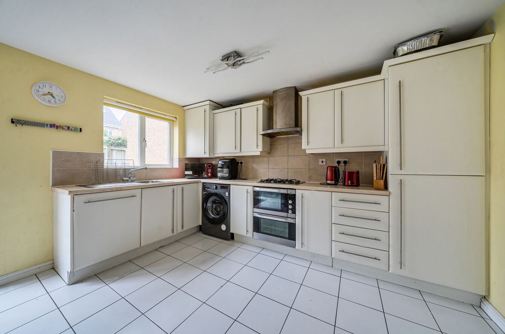 Property photo 3 of 21 Kitchen