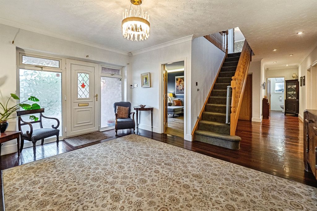 Property photo 2 of 33