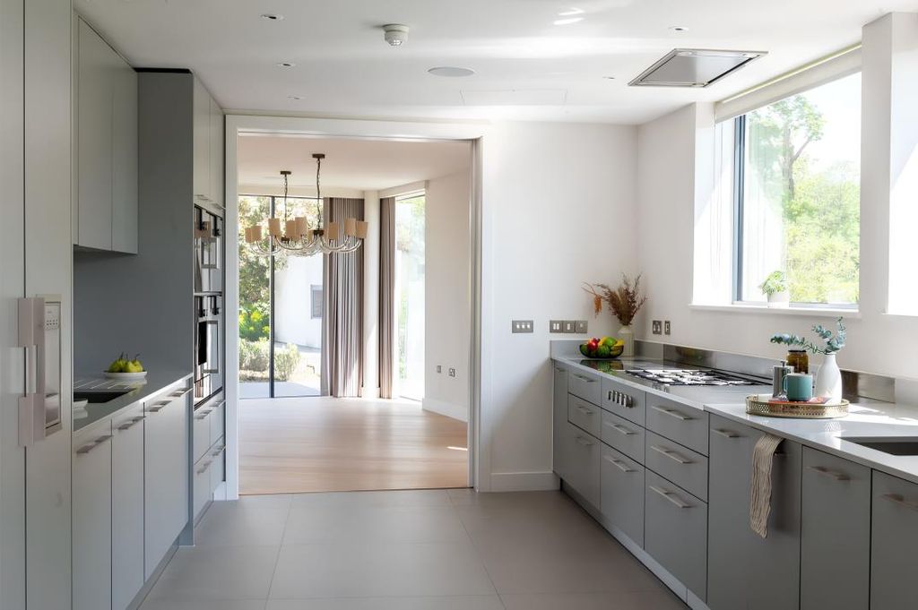 Property photo 3 of 19 Kitchen
