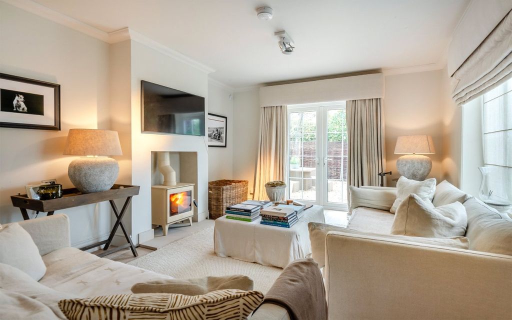 Property photo 2 of 26 Sitting Room