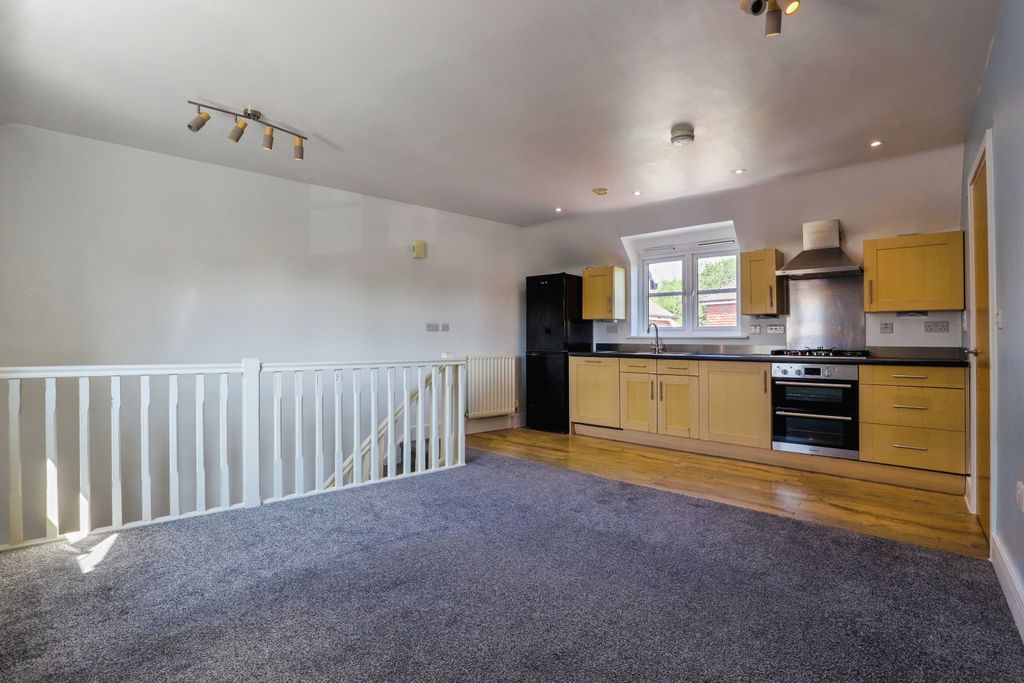 Property photo 3 of 10 Living Space