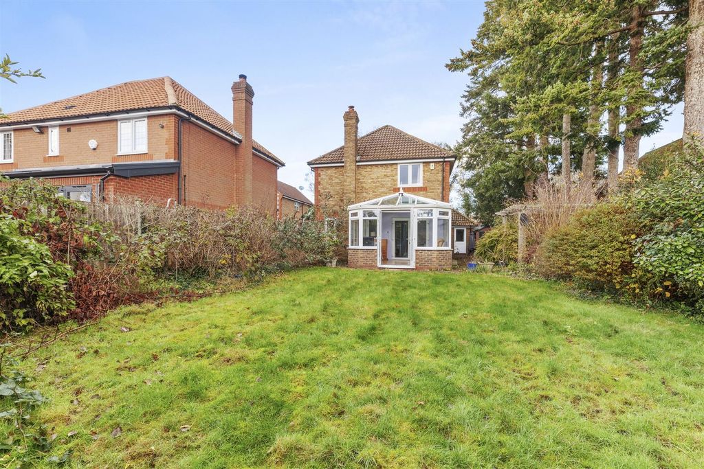 Property photo 3 of 15 8 Lyndon Gardens, Hp13 7Qj-13.Jpg