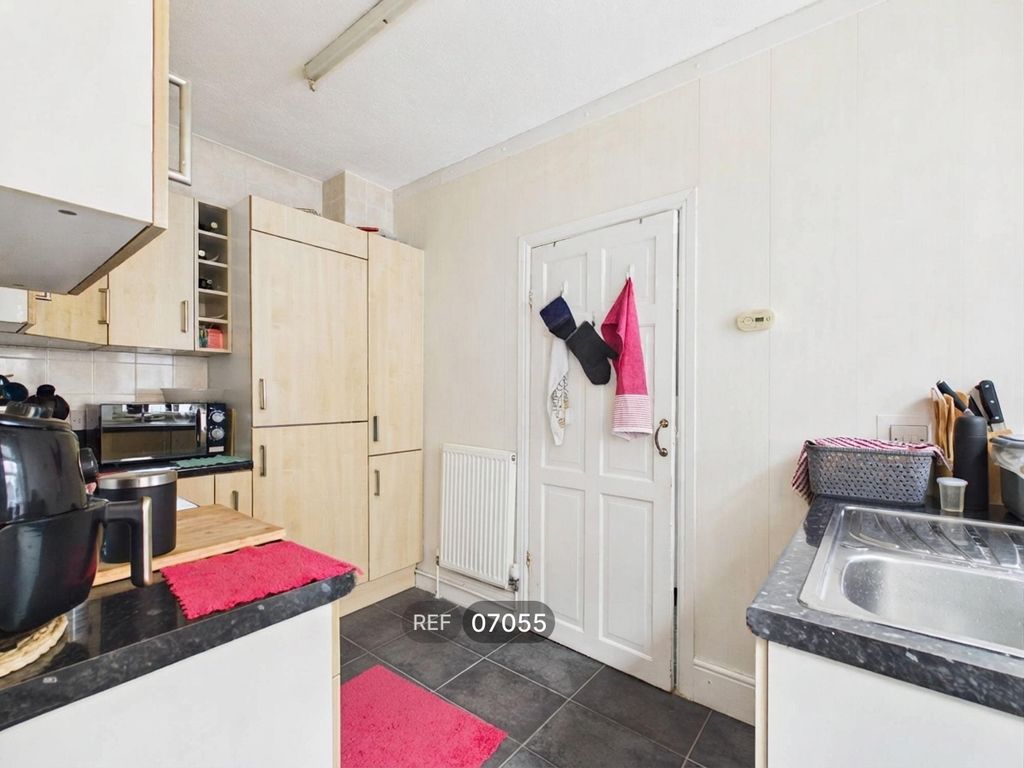 Property photo 3 of 14 Kitchen