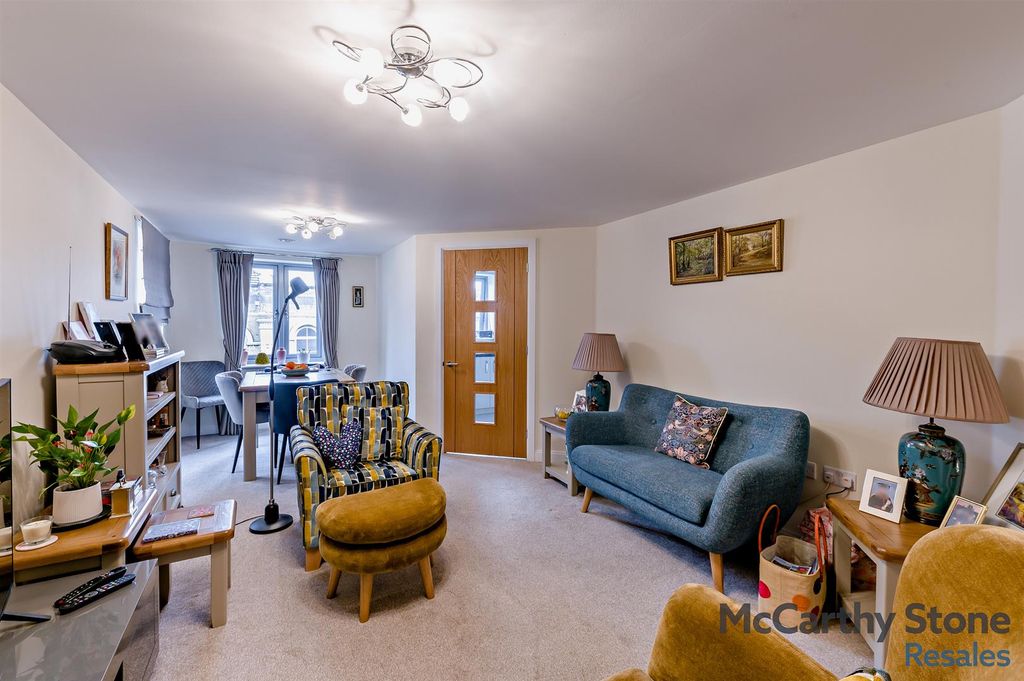 Property photo 3 of 30 8661734-Interior02-800.Jpg