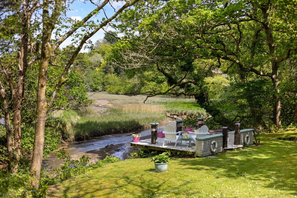 Property photo 2 of 22 Riverside Position