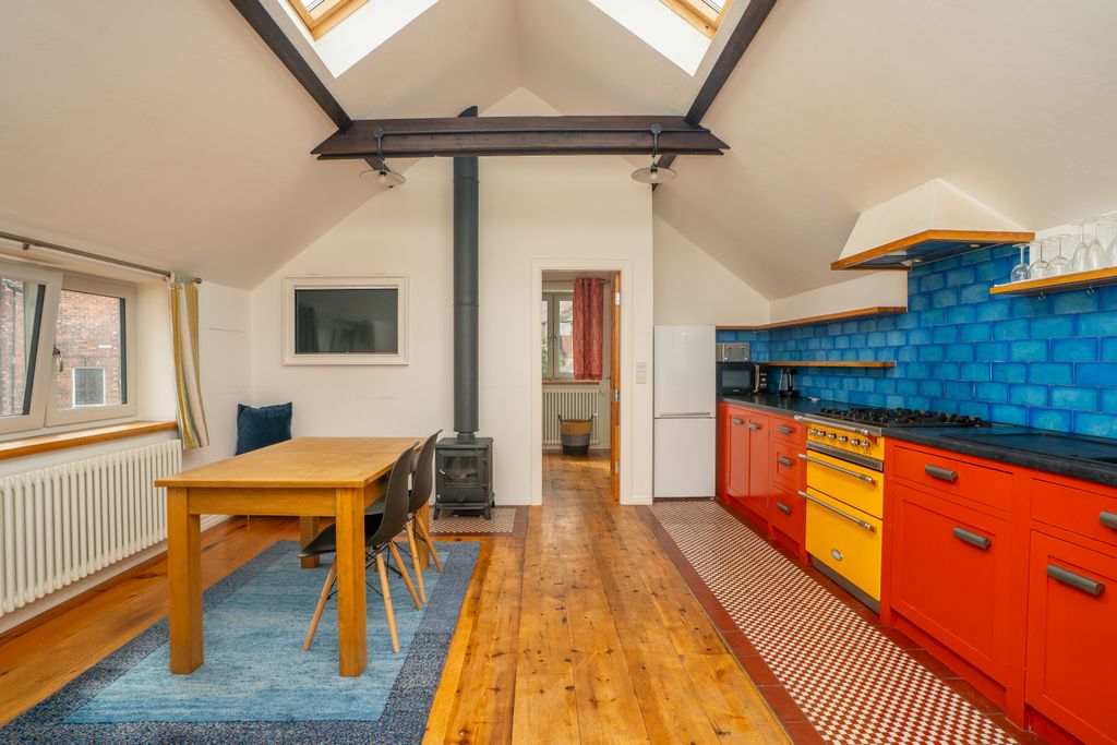 Property photo 3 of 14 Living Space